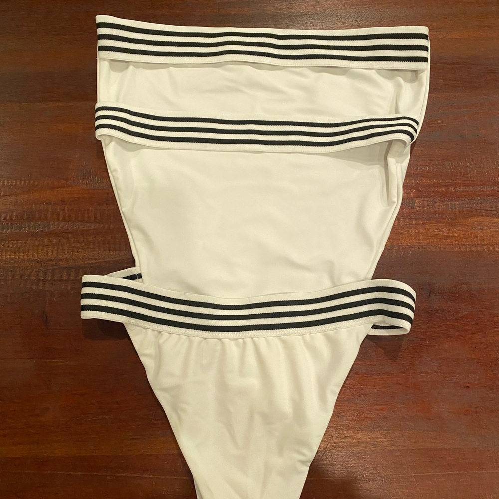 Kai Lani one piece - Picture 2 of 5